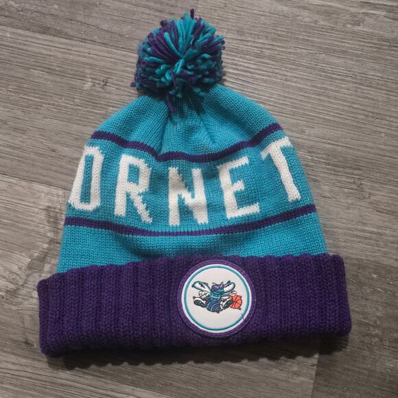 Retro Mitchell & Ness Charlotte Hornets Team Pom Beanie - Picture 9 of 9
